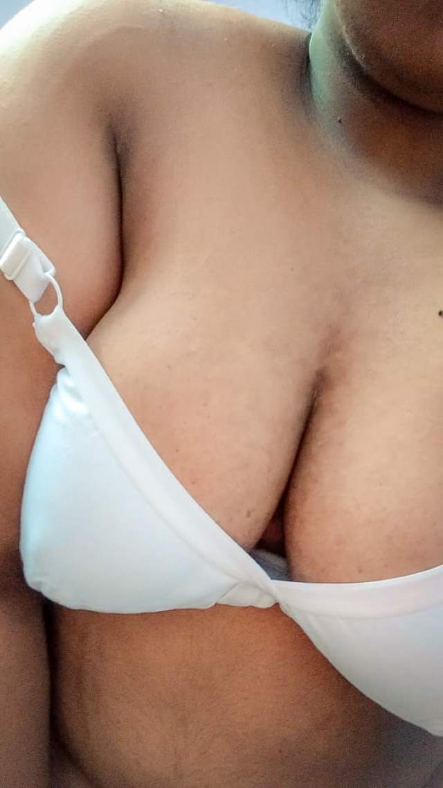 white bra me bhabhi ki sexy cleavage