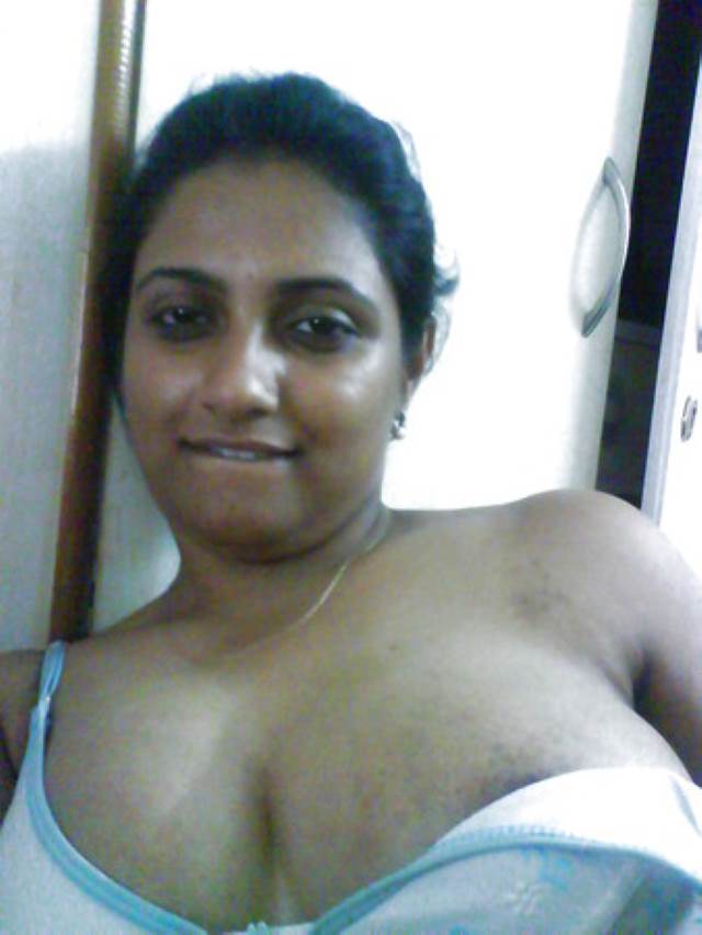 apni bra hata big boobs dikhati aunty ki photo