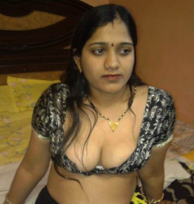 blouse ke button ko khol boobs dikha lund khada karti bhabhi