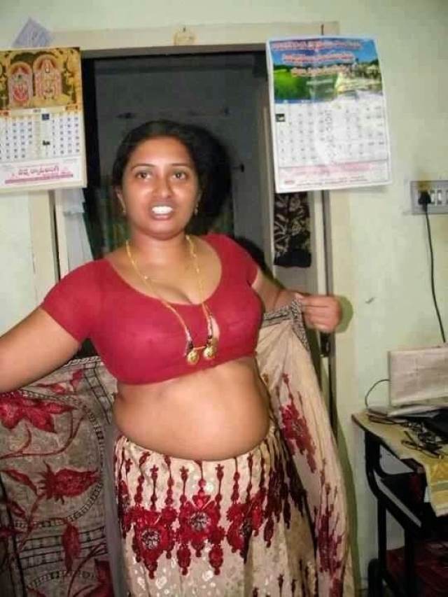 blouse me kaid apni boobs dikhati hot aunty pic
