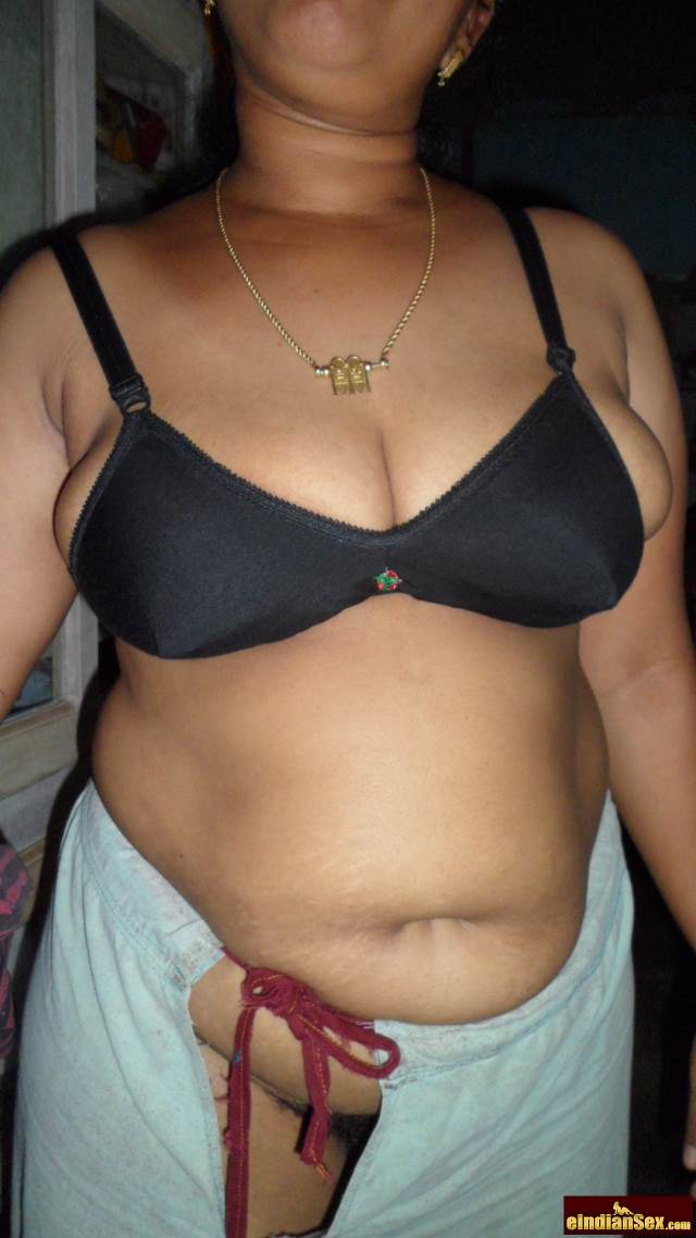 bra me boobs aur hairy pussy dikhati Indian aunty sex photos with lover