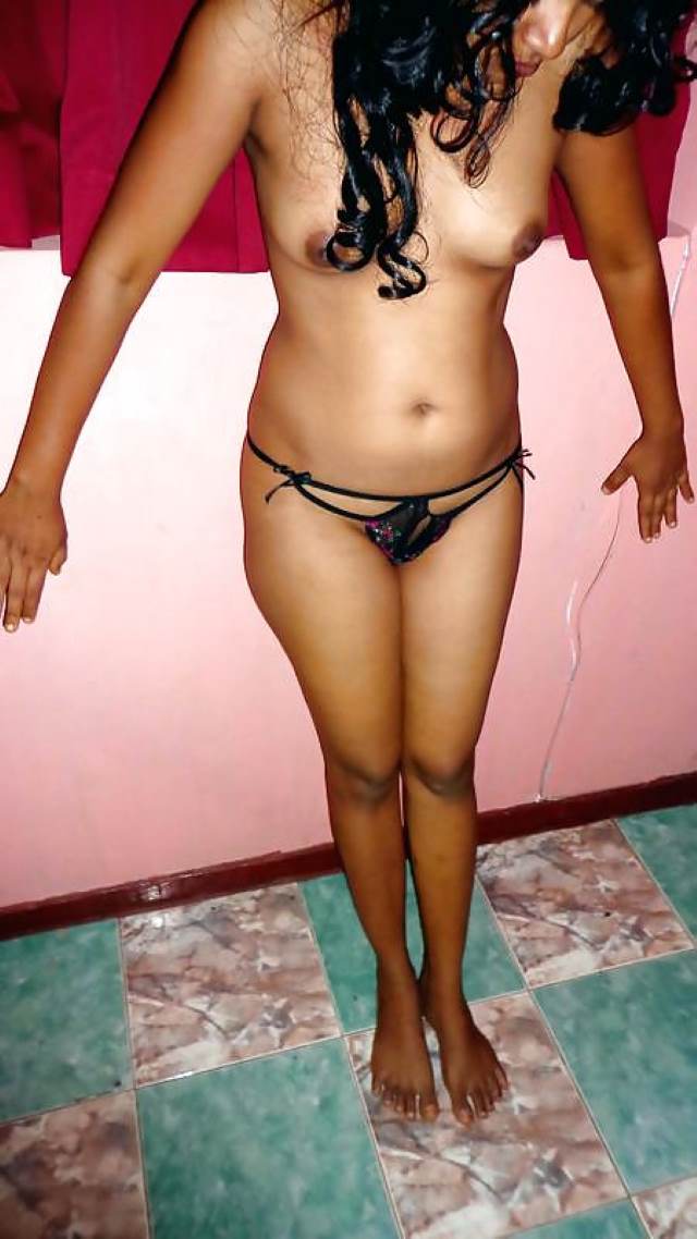 firm boobs wali aunty ki choti black panty me pic