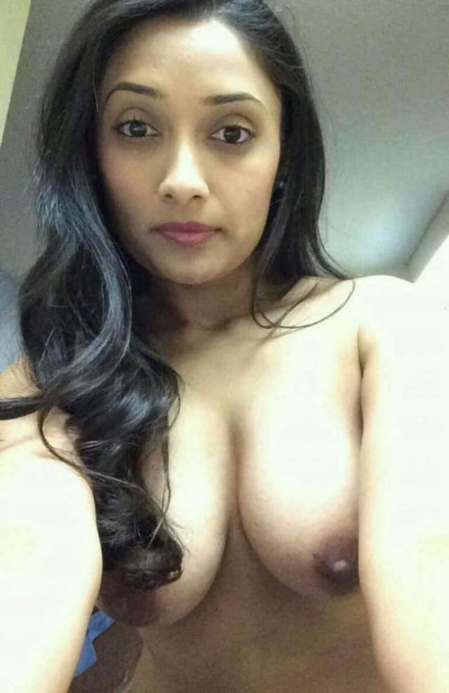 masti ke mood be hot sexy babe ki nude selfie