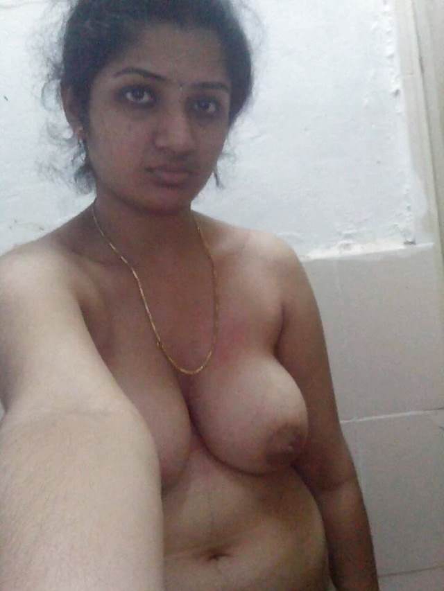 shower lene se pahle nude ho selfie leti chudasi aunty pic