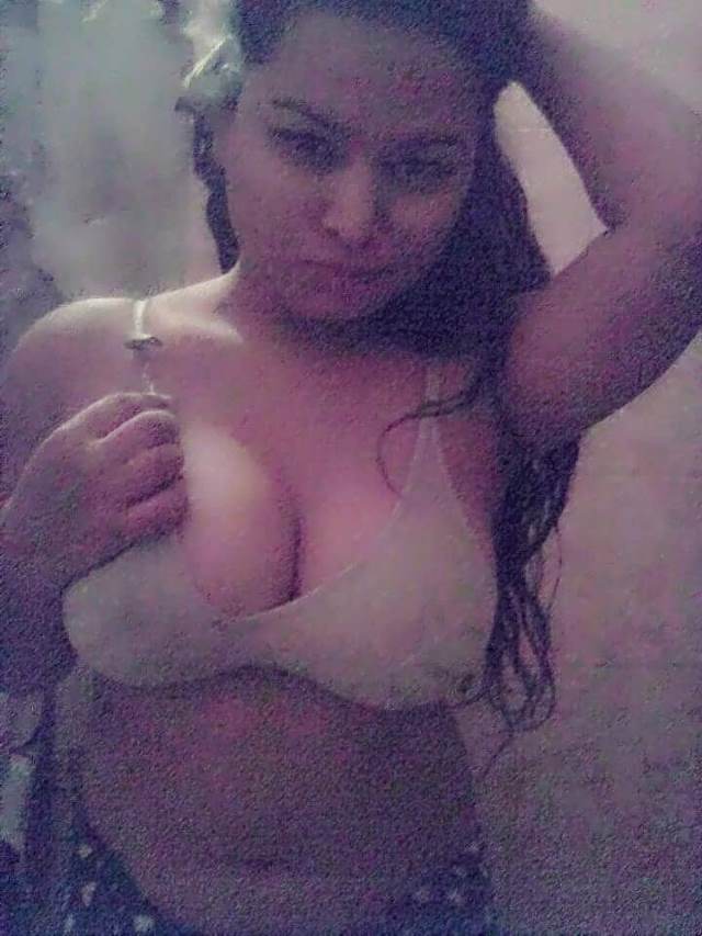 shower lete hue apne mote boobs dabati sexy desi girl photo