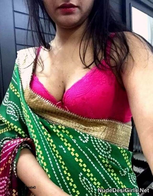 sizzling hot indian aunty pic in pink bra and saree