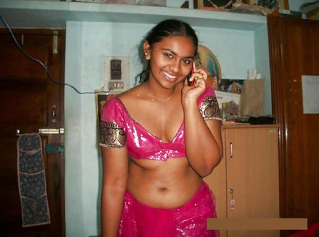 south indian aunty apne nabhi aur boobs ki cleavage dikha rahi hai