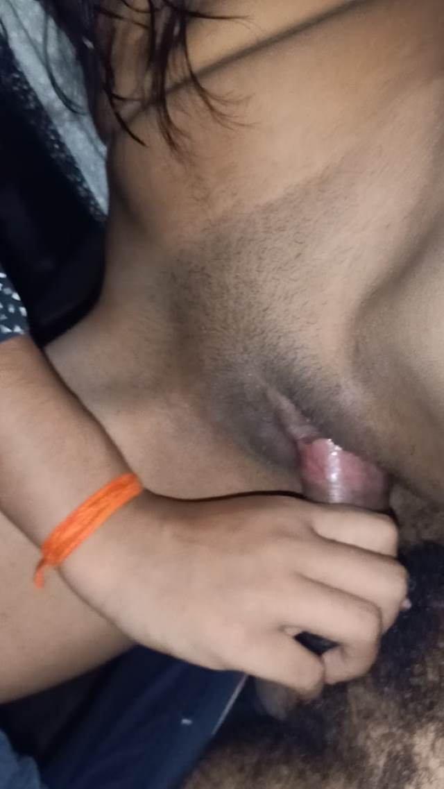 Hot desi girl Maya khud chut me lund dalwa chudai wali pic click karwati