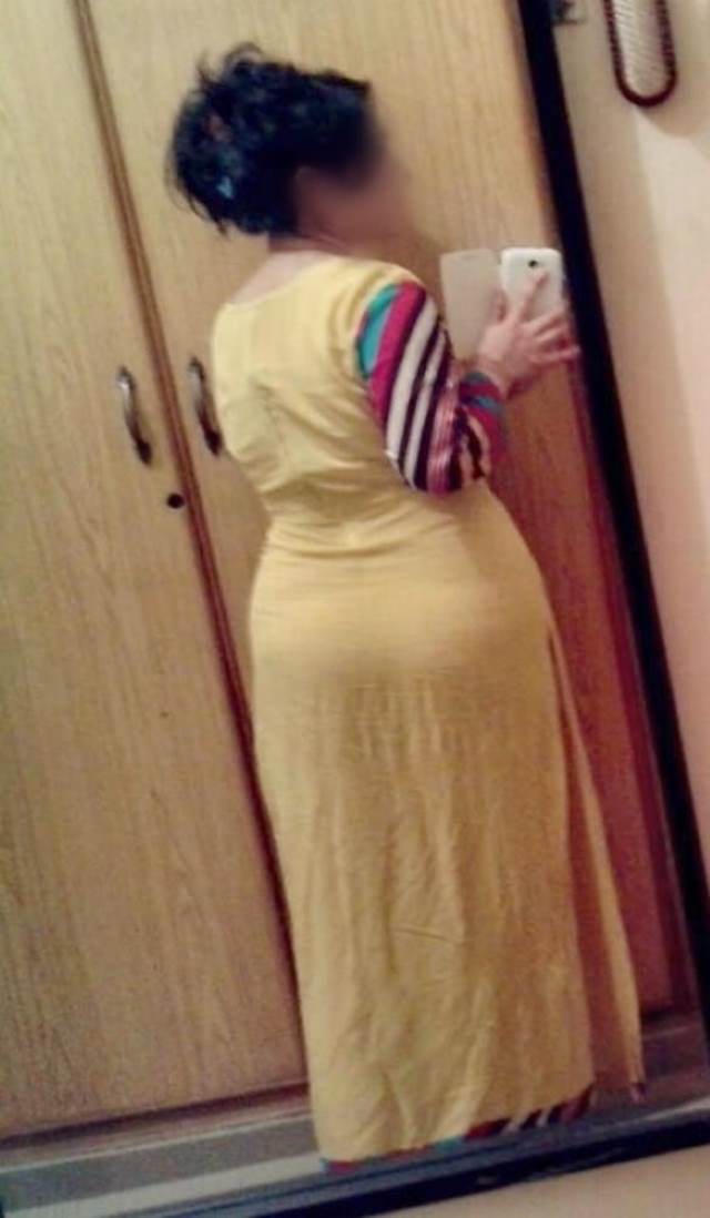 Indian ass pics se pati ko maja deti aunty Antarvasna photo