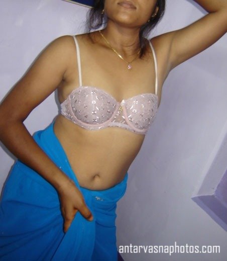 Indian bhabhi Rani giving hot pose in saree
