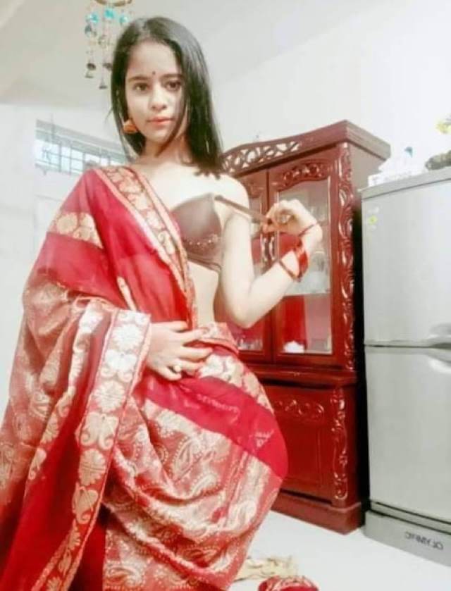 Nitya saree utar apne bra ko nikalti hui