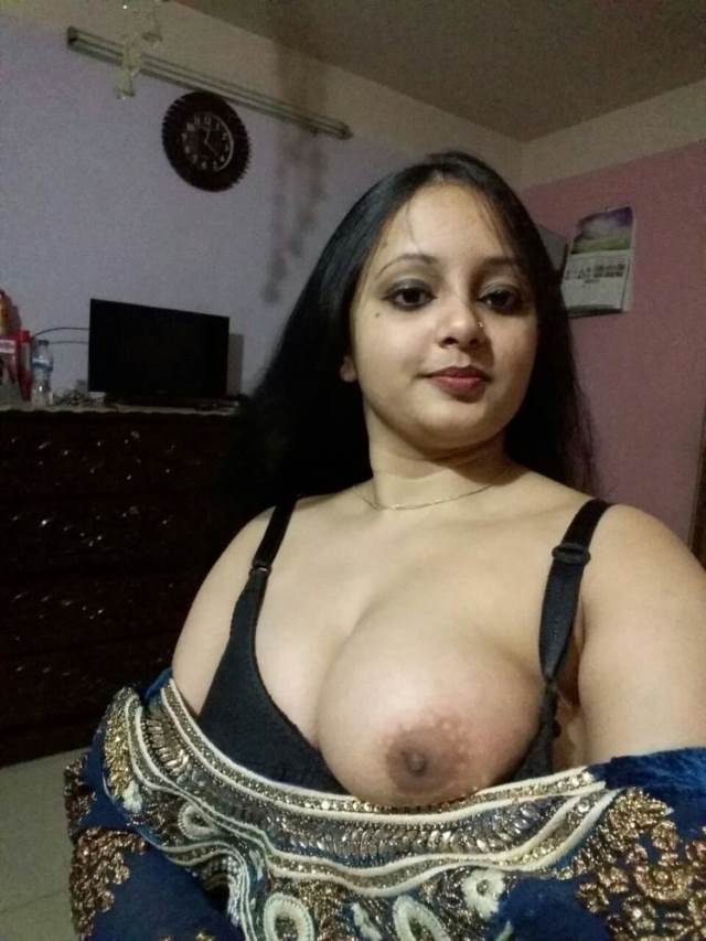 apni boob nikal dikhati hui hot indian aunty pic