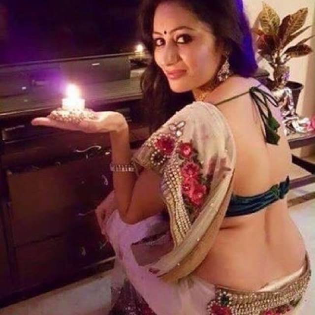 apni nangi back dikha ghar ke andar hi mardon ko lund hilane par majboor kar