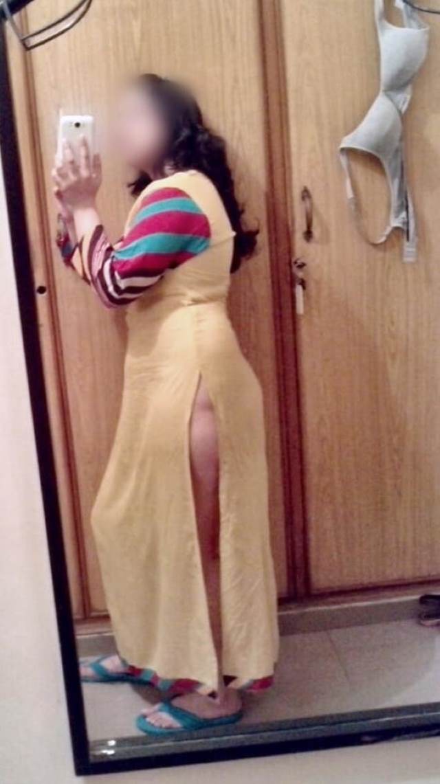 apni nangi thight ki jhalak dikhati sheela aunty