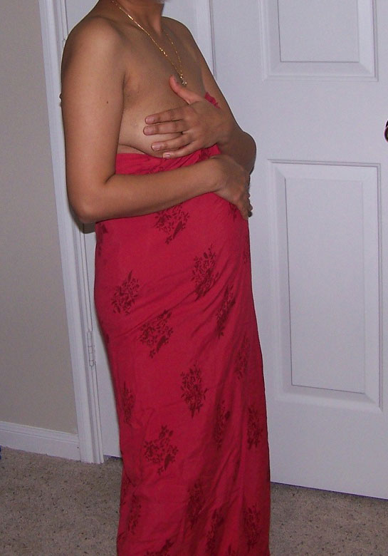 aunty in red saree