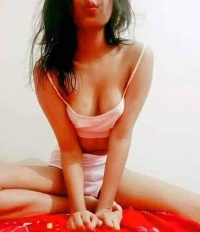 bed par boobs dikha lover se sex chat karti hot girl