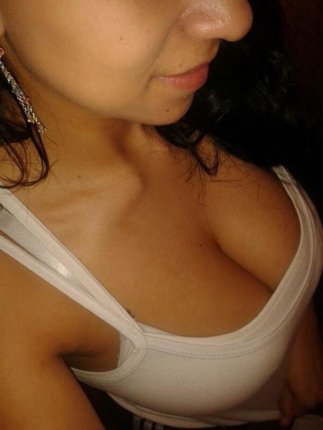 big boobs ke hot cleavage dikhati sexy girl pic