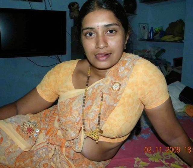 blouse me apni hot figure dikhati bhabhi