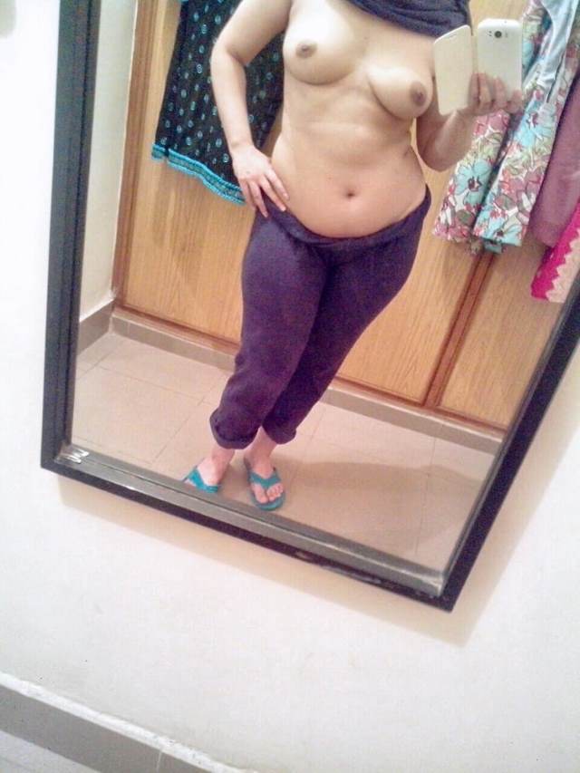 bra utar apni tight boobs dikha selfie leti hot aunty