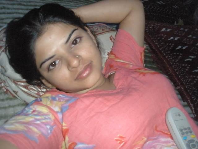 chudasi bhabhi ke bed me letkar click nude pic