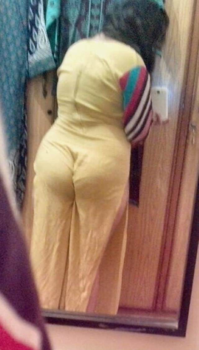 gaand me fasi pajami ko dikhati sexy sheela ki ass pic