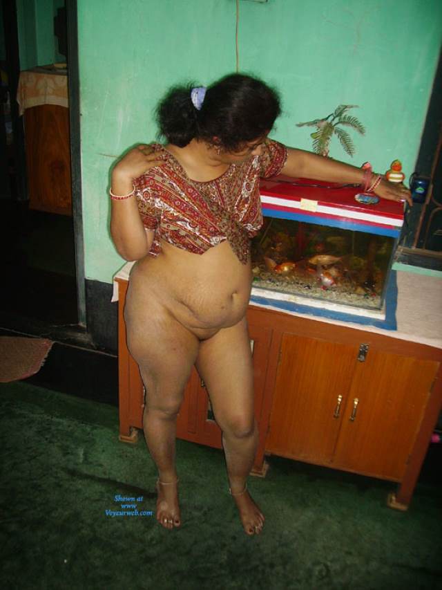 ghar me bina panty ke ghoomti desi bhabhi photo