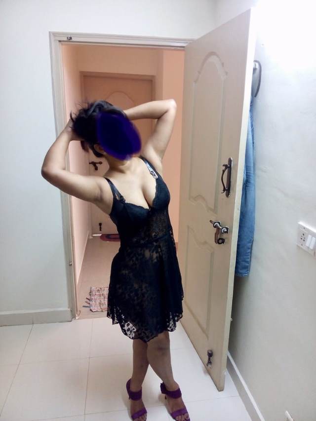 hot mood me desi nude pics click karwati chudasi babe