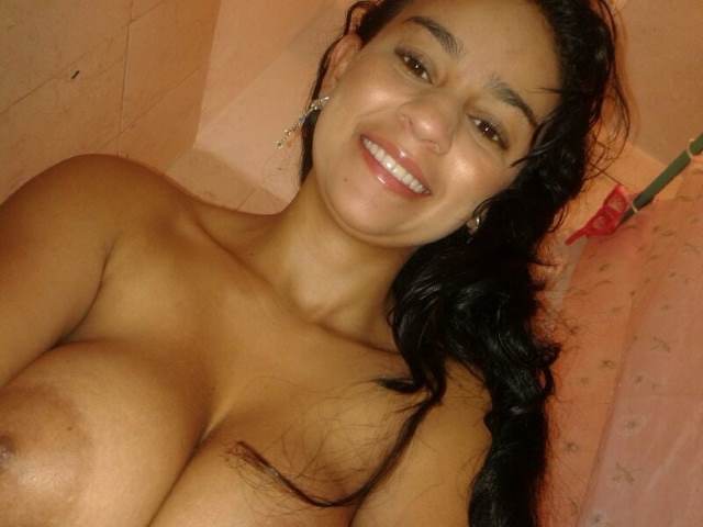 huge tits dikha smile deti desi randi girl ki selfie