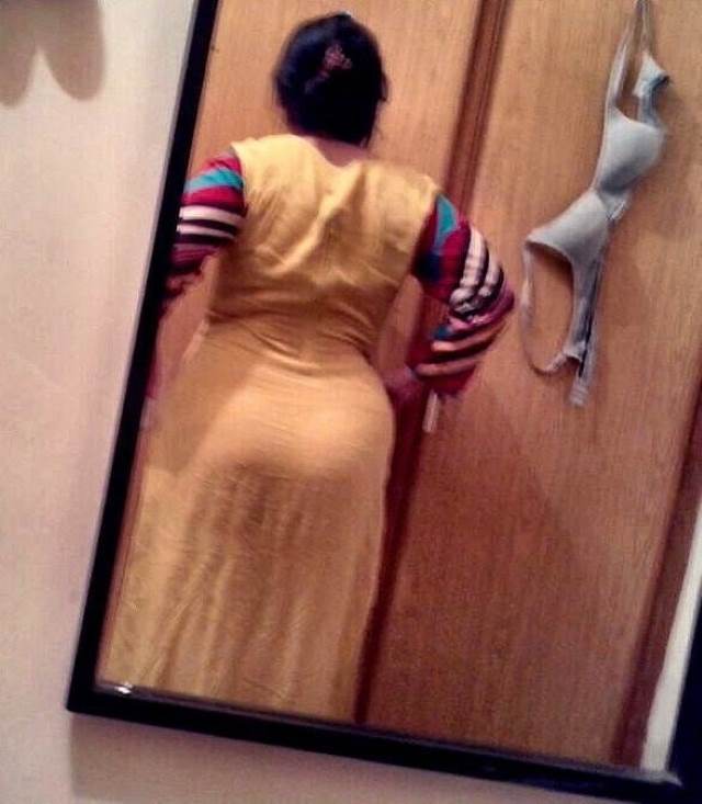 moti gaand ki selfie lene ko camera set kiya aunty ne