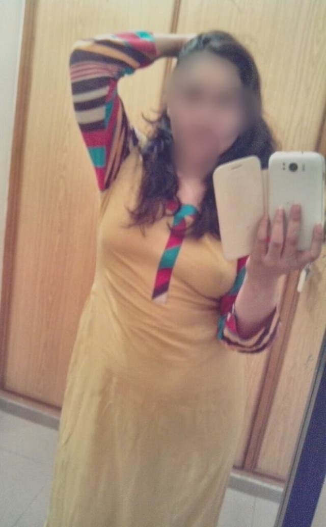 pointy nipple dikha selfie leti hot desi aunty