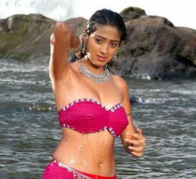 red bikini me apna bheega badan dikhati desi actress pic