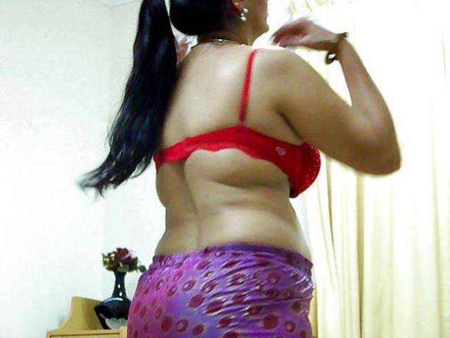 red bra me apni sexy back dikhati hot girl pic