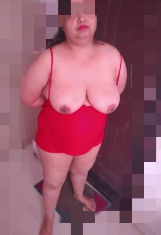 red nighty me apni huge boobs dikhati aunty