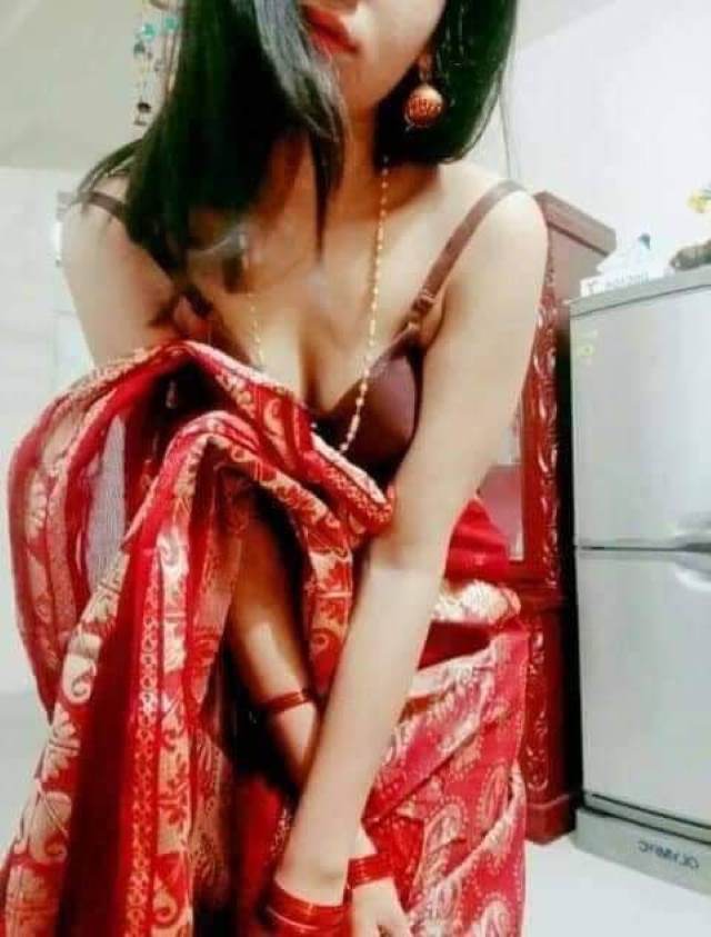 saree blouse me apni boobs dikhati hot nitya