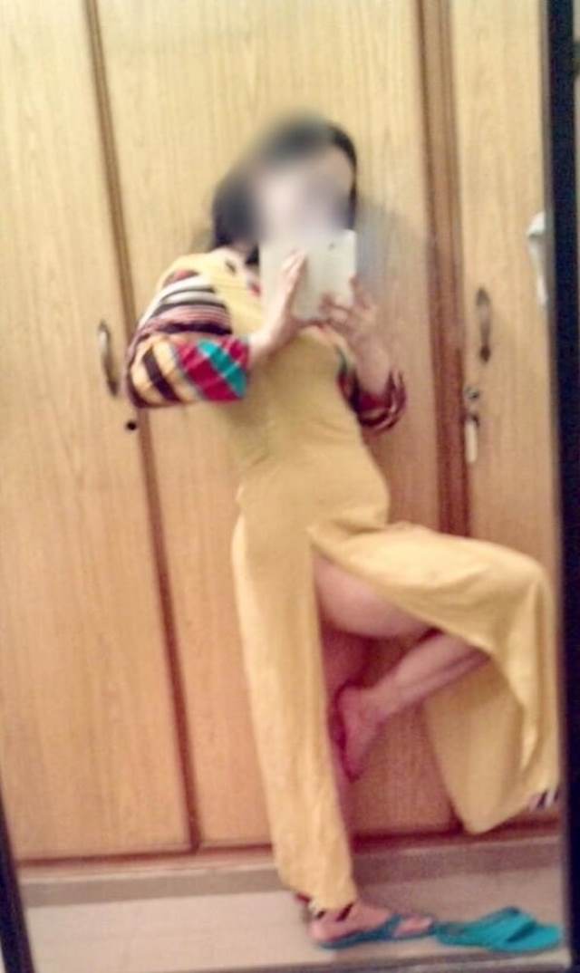 selfie lete hue aunty ne apni pajami utar di hai