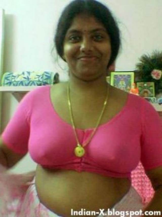 sexy aunty blouse me apne tits dikhati hui