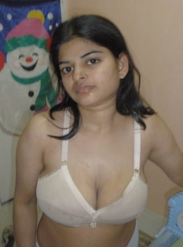 sexy bahbhi ke big mumme white bra me