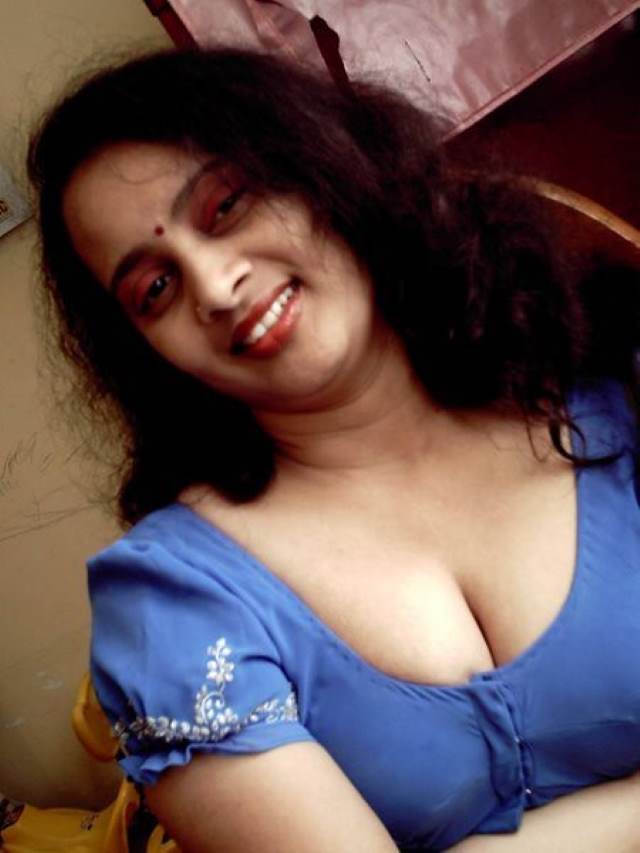 sexy bhabhi apni big boobs ki cleavage dikha rahi hai
