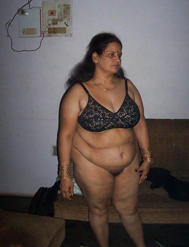 sexy bhabhi ke jhaanton wali chut aur black bra me boobs