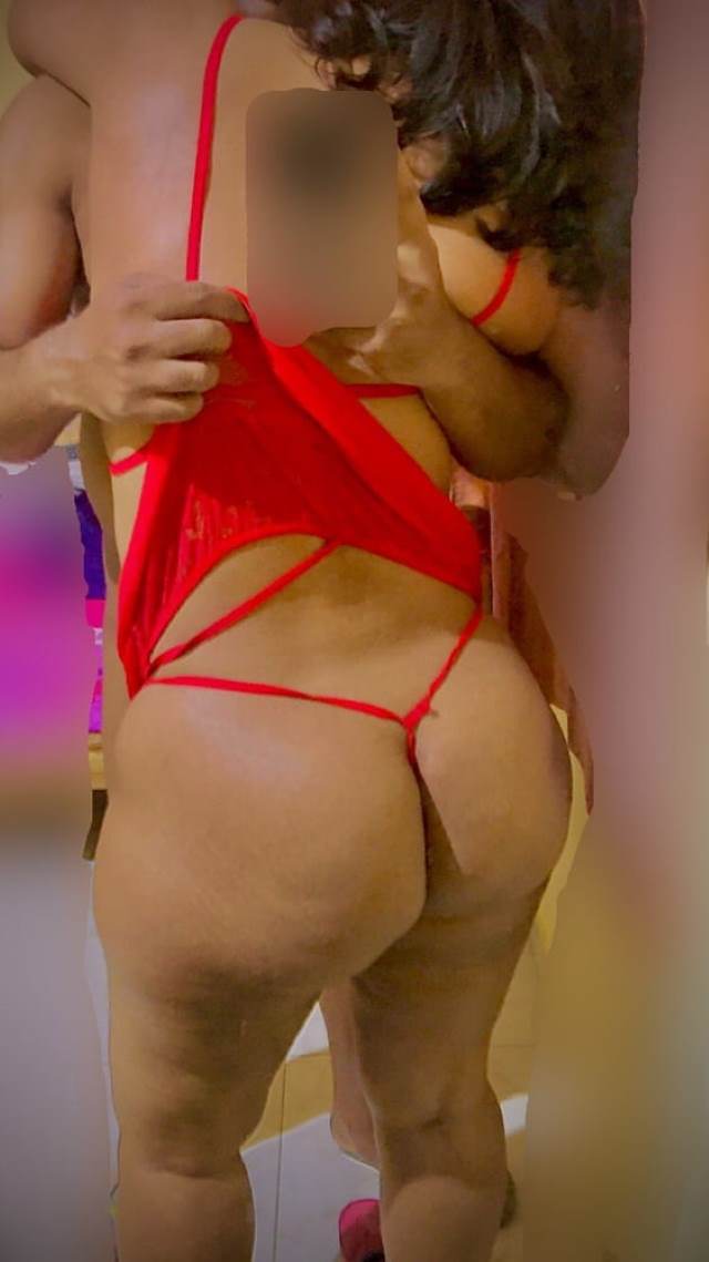 sexy desi girl hugged by boss and clicking nude ass pic