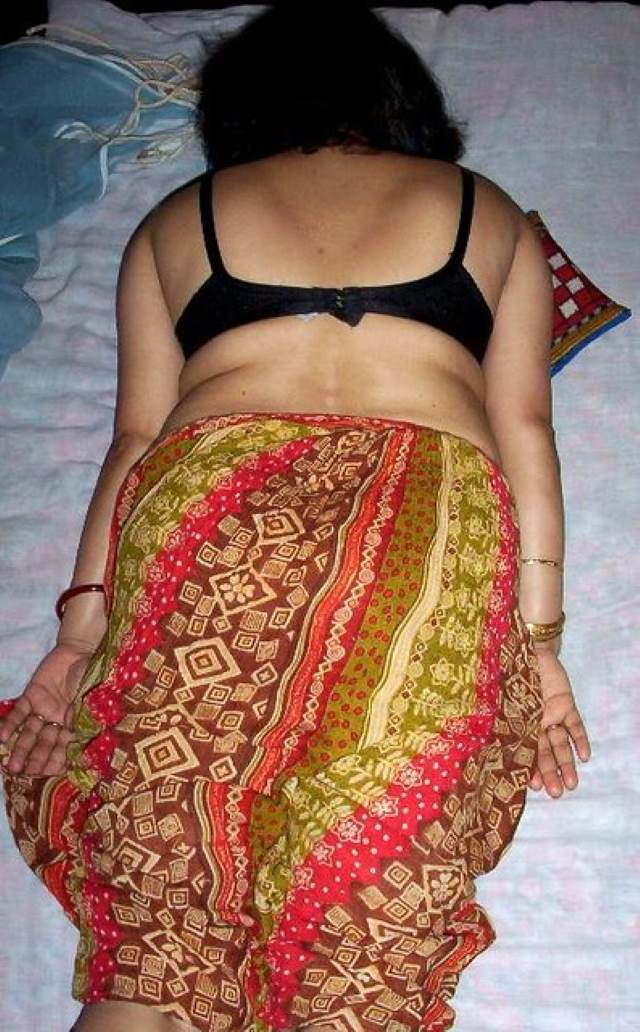 sexy wife bed me apni kali bra pahan ulti ho let gayi hai