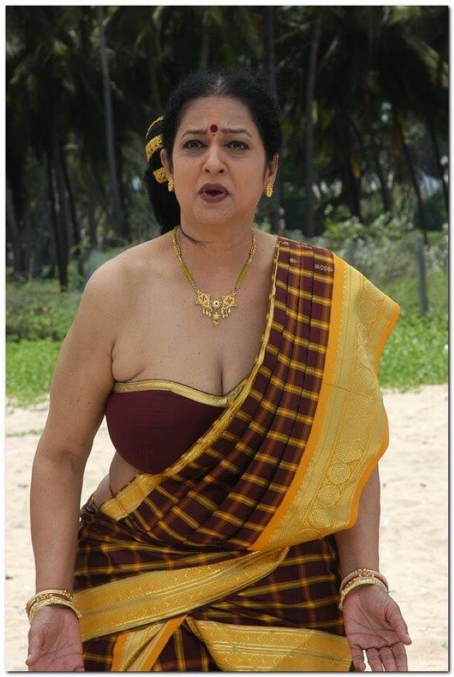 short blouse me apne cleavage dikhati sexy bhabhi pic