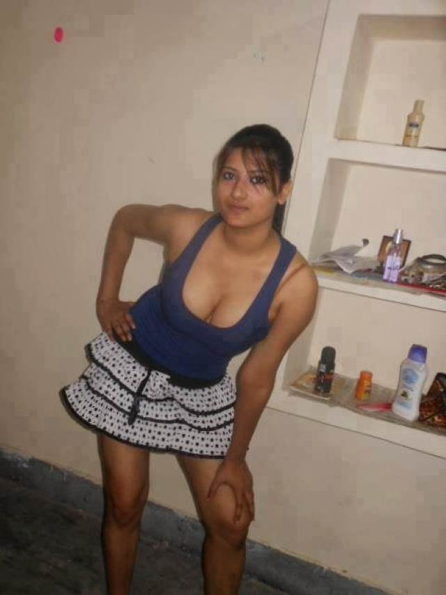 skirt aur low cut top me apni boobs cleavage dikha lover ko masti deti