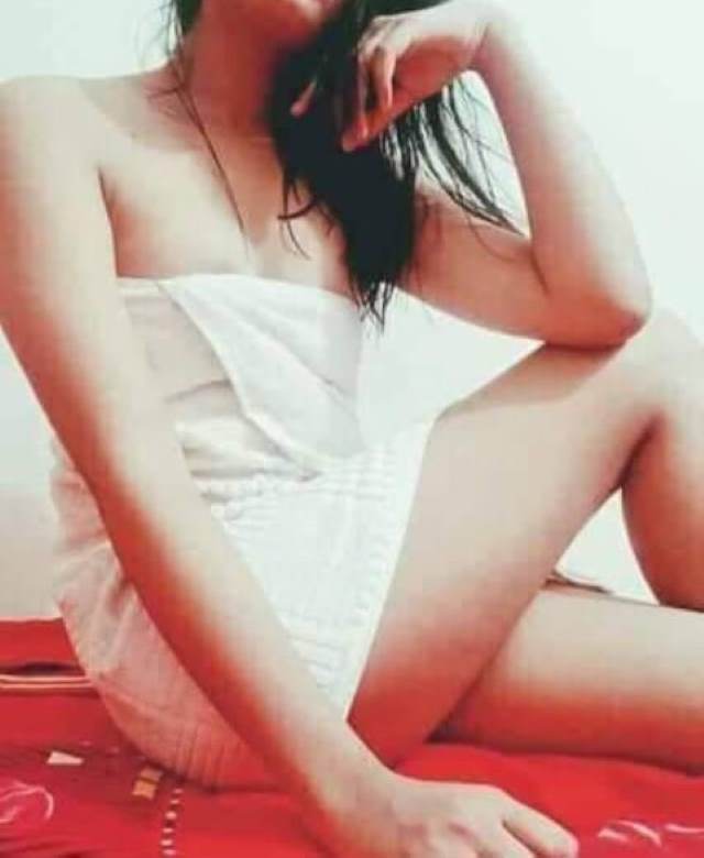 towel lapet apni nude figure dikha rahi hai randi ladki