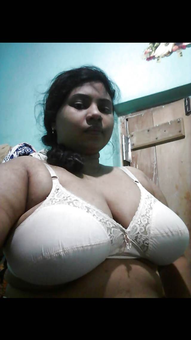 white bra me bhabhi ke big stano ki photos