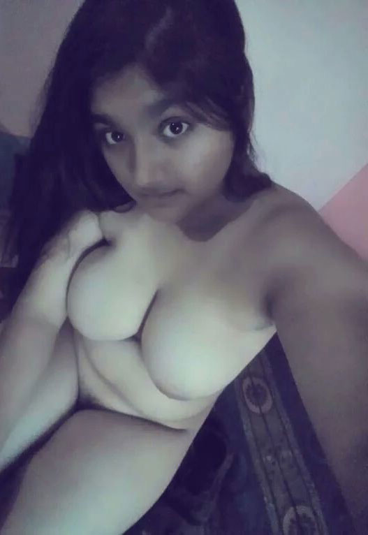 young amateur Indian desi babe enjoying booby show