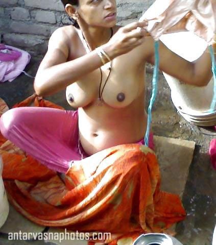 Bhabhi nahati hui