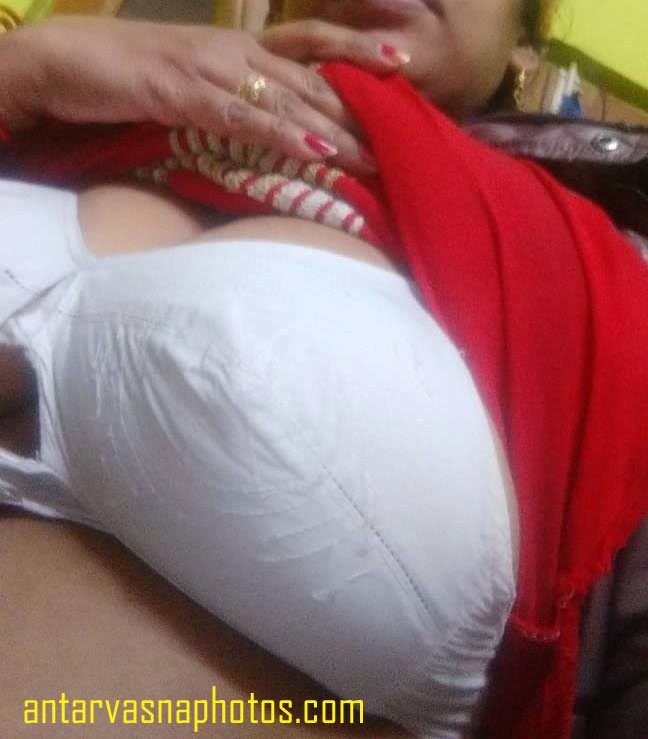 Bhabhi removing her blowse