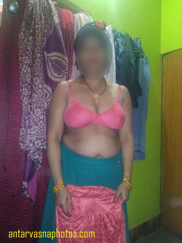 Bhabhi removing her salwar