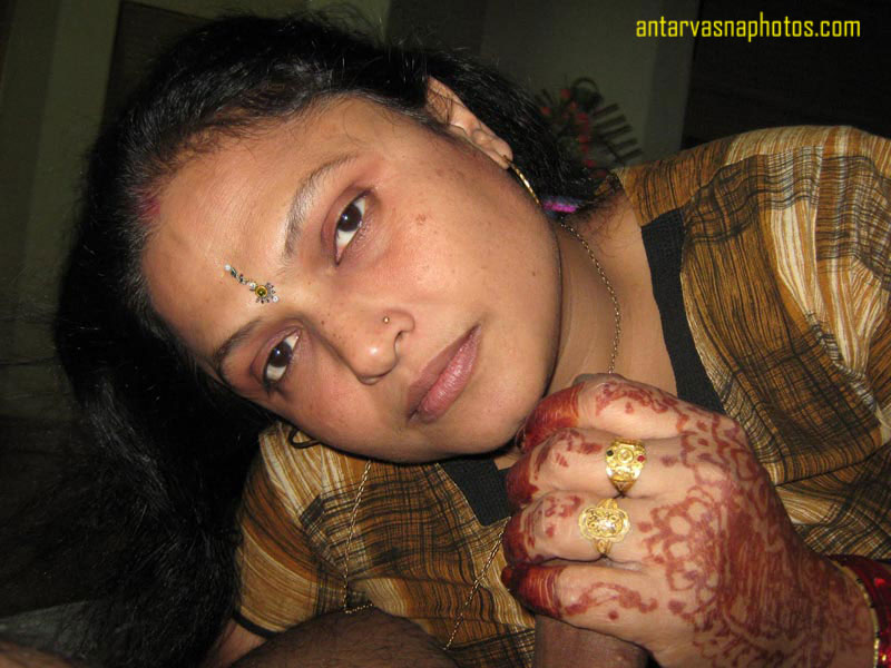Indian mom giving handjob